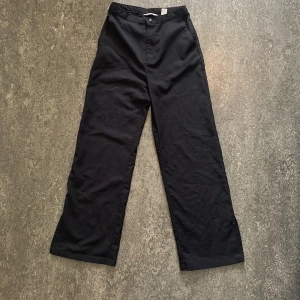 Kostymbyxor  -  Svarta straight kostymbyxor med slits i benet, bra skick Adjustable Waits Pris kan diskuteras 