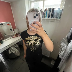 Replay baby tee - Replay baby tee i super bra skick, säljer eftersom att den inte kommer till användning längre💕