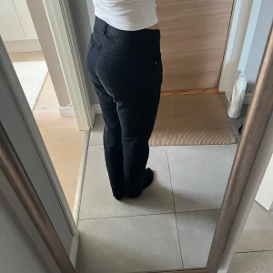 Svarta medellåga jeans - Superfina svarta jeans från Bikbok, passar någon som är 175 eller kortare. ( Jag är 175) se storlek och längd på sista bilen 
