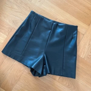 zara shorts - säljer dem här fina zara skinnshortsen pga att de tyvärr inte kommer till användning. jättefina, inga defekter. perfekta nu till vår och sommar 🙏