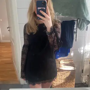 Kort svart såetsklänning 