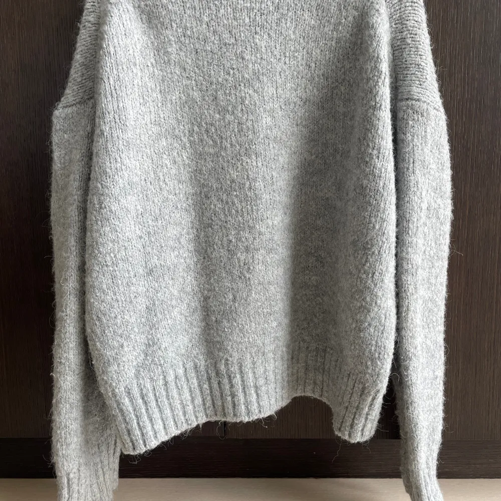 Snygg tröja från Zara, säljer då den inte kommer till användning 💗💗. Stickat.