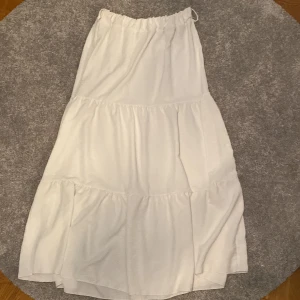 Fin långkjol - Fin långkjol, perfekt nu till sommar o vår. Köpt utomlands och är onesize men passar xs-s kanske även M. Använd fåtal gånger. Inga defekter. Lite genomskinlig men går att lösa med ett par beiga eller vita cykelshorts.