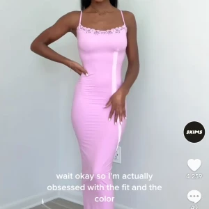 Skims klännning - Skims klänning med spets detalj från Lana del Rey kollektionen helt slutsåld i storlek xxs , sitter extremt figursytt och ger en galen form men passar tyvärr inte mig,