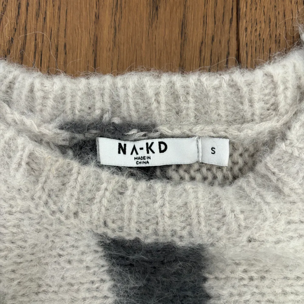 Stickad tröja från NA-KD Gjord av bland annat 7% ull, 5% alpacka Nyskick, använd 1-2 ggr  Sista bilden är från hemsidan. Stickat.