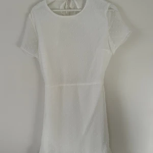 Studentklänning  - Jätte fin vit klänning jag hade på min konfirmation 2020 endast. Funkar jätte fint som studentklänning. Pris går att diskutera 