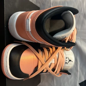 Jordan mid 1 (GS) Model WHITE/LT MADDER ROOT BlACK - Använd 2 gånger ser som helt nya ut box kommer med. Är storlek 38 men passar 37 or också.Köpde de för 3000 och säljer de för 1300!.