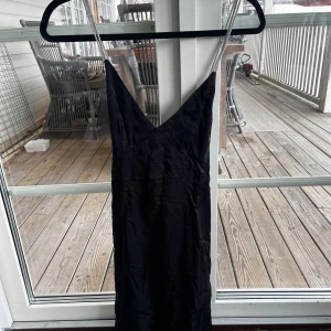 Svart festklänning H&M - Köpte på Sellpy men för stor på mig, aldrig använd av mig, enligt Sellpy inga tecken på användning. Jättefin med glitterband☺️