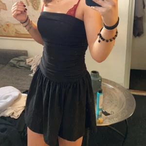 Klänning utan band - Svart klänning utan band, figurnära ner till höfterna.  Aldrig använd.