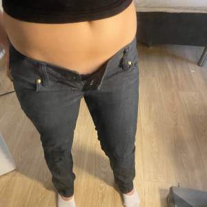 Säljer dessa snygga lågmidjade jeans från only 