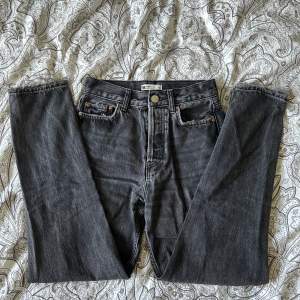 Hej, jag säljer dessa Svart/grå jeans ifrån ginatricot. Dom har inga tecken på användning och är i bra skick. Midjemått: ca 70cm Innerbenslängd: ca 70cm
