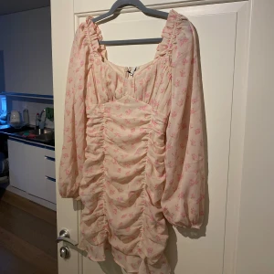 Helt ny klänning från Nelly!! 💗💗😍 - Ny klänning med prislapp kvar inköpt denna månad, men passade tyvärr  inte mig i storlek. 