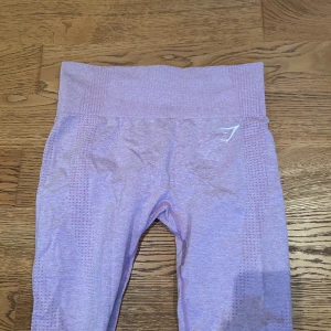 Gymshark träningstights - Sparsamt använda träningstights från gymshark i ljusrosa/lila färg 🩷