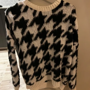 Stickad tröja från PrettyLittleThing - Strl S!