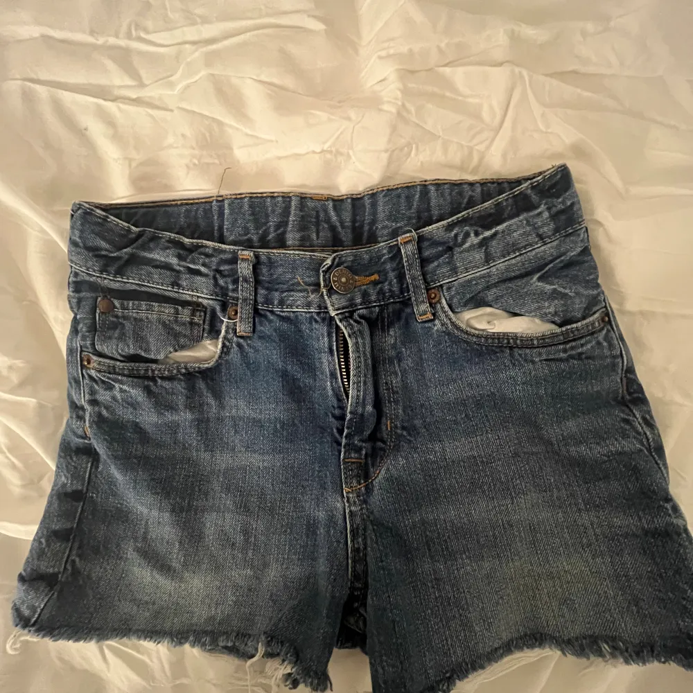Jeans shorts lowwaist, vintage! Väldigt fina jeans shorts som tyvärr är försmå i midjan! Andvänd fåtal gånger, normal i storleken. Midjemått 64.. Shorts.