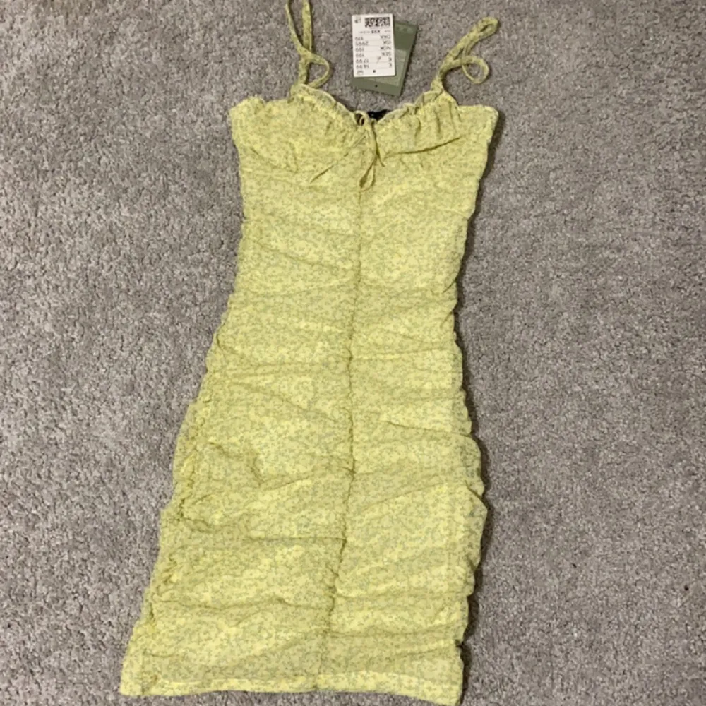 Säljer denna helt oanvända klänningen, köpte den i somras men den har inte kommit till användning. Tredje bilden visar hur den sitter på (samma modell men annan färg)❤️. Klänningar.