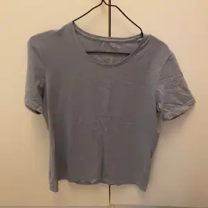 En grå-blå tshirt, storlek M, jätte skönt material, kan mötas upp i Uppsala eller skicka på post men då står köparen för frakt 