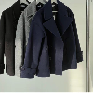 Vår kappa  - Säljer denna design by si kappan i blå som inte kommer till användning. Perfekt du till våren, kom privat för egna bilder!❤️