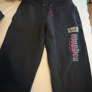 Hoodrich byxor - Hoodrich byxor, knappast använda bara några få få gånger, dom har stått i garderoben väldigt länge så får sälja dom nu, säljer dom för ändå bra pris men går att diskutera vid snabb affär