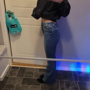 Mörkblåa jeans  - Säljer ett par blåa jeans från bershka, dom är lite trasiga vid foten och vid midjan men det är lätt lagat. Stl xs, lite långa för mig och jag är 165. Säljs för 100kr.☺️