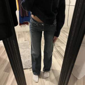 Så fina weekday jeans i storlek 25 längd 32, använda men i bra skick