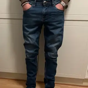 Säljer dessa äldre men snygga Dolce&Gabbana jeansen! Storlek 32/34 med regular fit Säljer för de inte riktigt passar min stil! Pris kan alltid diskuteras och Dm för fler bilder!😛 Skick 8/10, liten defekt vid insida lår, men annars perfekt skick!