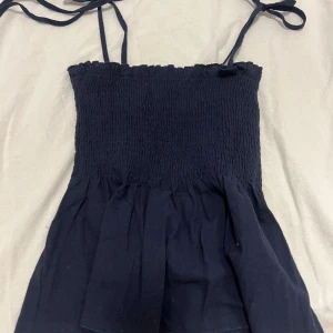 Mörtblå topp - Säljer denna toppen från shein som är mörkblå! Du knyter den med snörena på varje sida så du kan själv välja hur den ska sitta💗💗