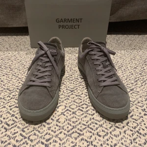 Garment Project - Super snygga och sällsynta mocka skor. Knappt använda så toppen skick. Box fås med. Slutsålda överallt så extremt sällsynta  Hör av er för fler bilder, frågor osv🙌