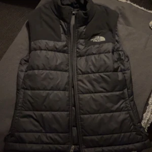 The North face väst - The North Face väst, dam. Använd ett fåtal gånger, så skicket är som nytt.  Pris går att diskuteras. 