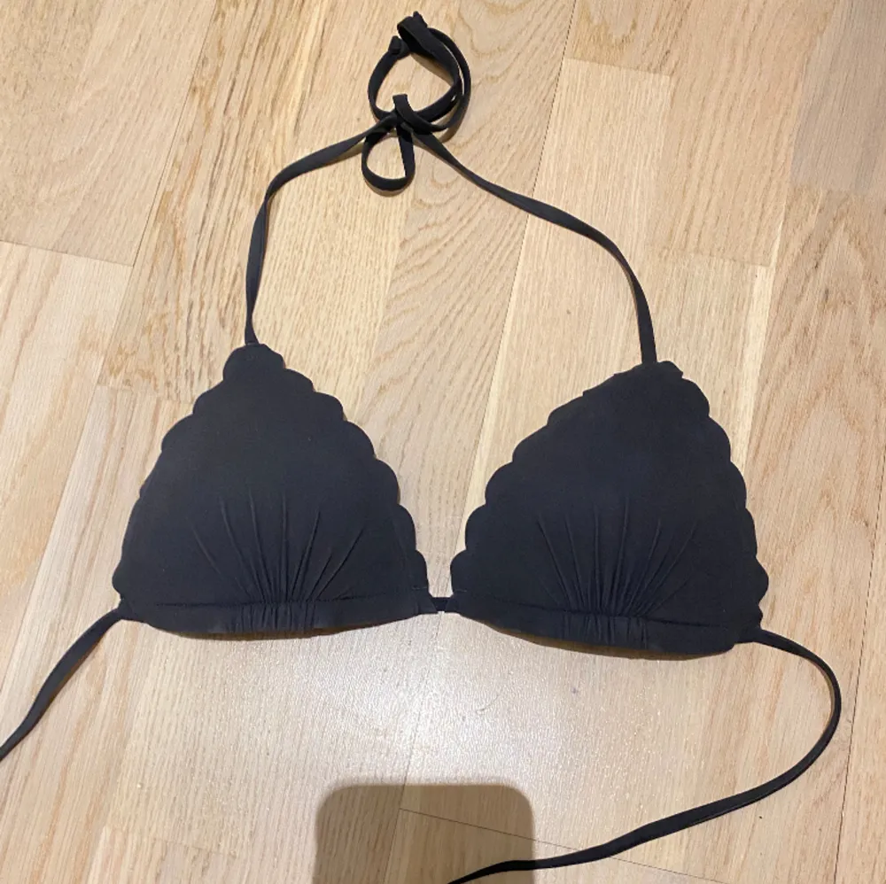 Svart triangel Bikinitopp från H&M med pushup. Storlek 36/S. Använd köp nu💓. Övrigt.