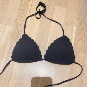 Svart triangel Bikinitopp från H&M med pushup. Storlek 36/S. Använd köp nu💓