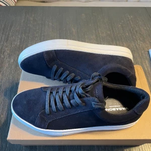 Sprillans nya Vagabonds - 10/10 skick varan är endast testad. Modell Paul 2.0 mörkblå färg Storlek 40 Säljer varan då skorna inte passade.