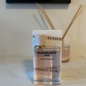 Burberry parfym  - Original pris 1200 från kicks Säljer (burberry her)då det är en tjej pearfym. Det var present till syrran men hon gilla inte den.  Knappt använd som ni ser på bild 1. Notes på den är fruity,sweet. Riktigt bra sommarparfym och vår/höst parfym.