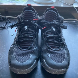 Adidas dame 7 - Basket skor i bra skick. Svarar på frågor i eller skickar mer bilder i dms. storlek 44