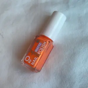 Ett orange matt nagellack. Har använt någon gång därför är det inte helt fyllt ahahha