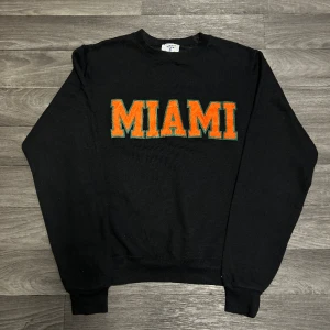 Champion Miami Sweatshirt - Snygg college sweatshirt i storlek XS ifrån Champion! Bara att skriva om du undrar över något🙏
