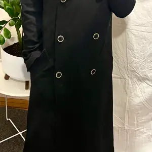 Thin black trench coat, perfect for spring and fall! Size xs but fits like a s 