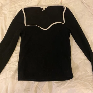 Hm tröja - Långarmad tröja i ganska tunt tyg, köpt ifrån hm i storlek s