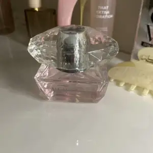 Säljer min Versace bright crystal parfym i 50ml, ungefär 50% kvar köpt på kicks för 850 säljer för 249🩷