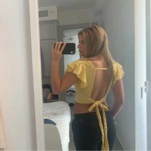 Topp - Jätte fin och somrig topp med öpenrygg. Tyget är eller är likt linne. Pris går att diskutera💓