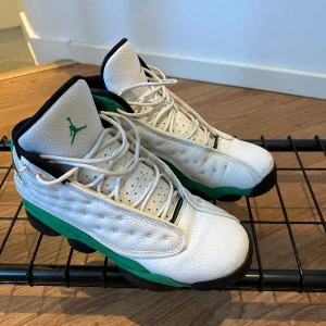 Jordan 13 Lucky Green strl 40  - Jordan 13 lucky green som är i princip i nyskick och har ett marknadsvärde på 1600-6000kr. Hör av dig för vidare frågor!