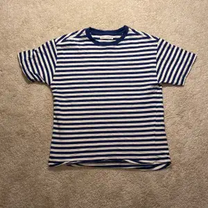 Säljer denna randiga Zara tröjan. Perfekt för sommarväder. Skriv privat för fler frågor/bilder ❤️.