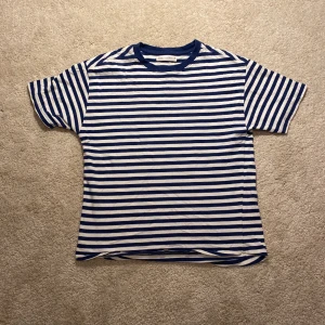 Zara Tröja - Säljer denna randiga Zara tröjan. Perfekt för sommarväder. Skriv privat för fler frågor/bilder ❤️.