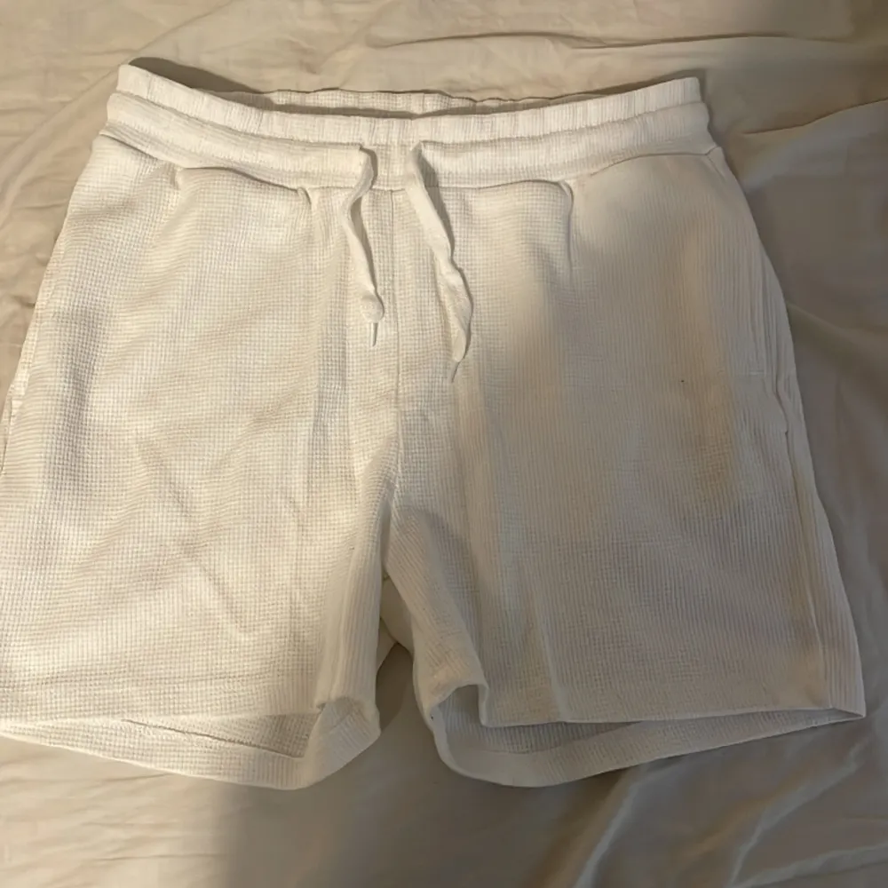 riktigt snygga vita shorts nu till sommaren dem är även riktigt sköna. använda 1 gång. nypris ligger runt 200 mitt pris 79.. Shorts.