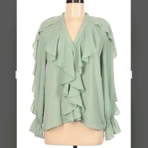 Super fin blus från zara - Jag säljer denna super fina gröna blus som tyvärr inte kommer till användning, den är i jättebra skick och i storlek s!hör av er om ni har några frågor!!