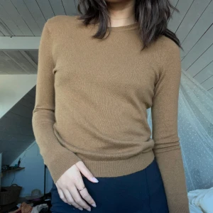 Kashmirtröja i rostbrunt🤎 - Mjuk superfin tröja som tyvärr inte kommer till användning. Fint skick, ganska åtsmitande passform🫶🏼