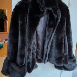 Fuskis i nyskick! Passar S-L - Fuskis från H&M trend i nyskick! Otroligt härlig. Passar S-M beroende på hur oversize man vill ha den. Fina breda slag på armarna. Hämtas på Södermalm, Mariatorget. Eller fraktas mot avgift.