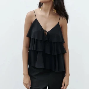 Zara blus  - Säljer min svarta Zara blus, knappt använd och inga defekter 💕 Tänker mitt ett pris runt 250, priset kan diskuteras 💖