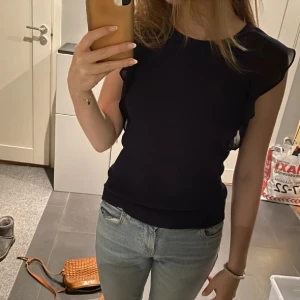Mörkblå blus - Säljer min mörkblå blus då den aldrig används ❤️Inga defekter, priset kan diskuteras 💕💕