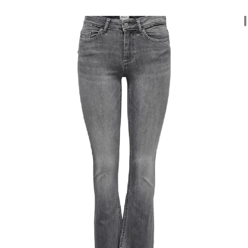Säljer ett par jätte snygga bootcut jeans Storlek xs:32 En skärpremsa har gått upp❤️. Jeans & Byxor.